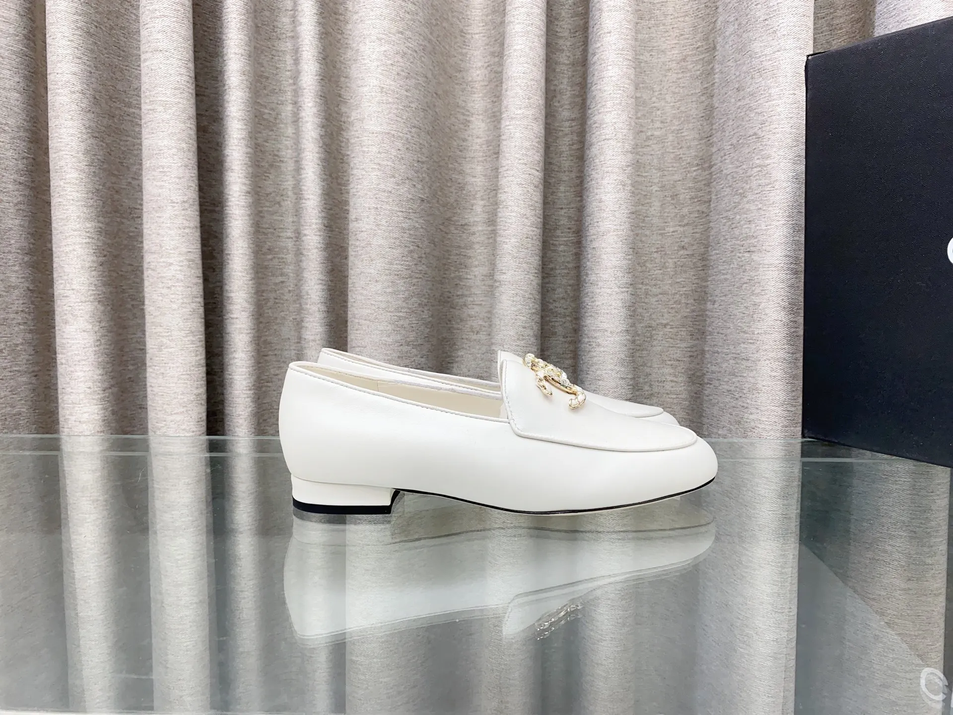 👟👟Ex-factory price 620👟👟 25Fw new spring and summer Chanel small perfume diamond double C half slippers/Loaf single shoes. Versatile style that you don’t get tired of. Super classic style. Casual with exquisiteness and stable temperament. This spring and summer is a beautiful bonus treasure! Upper: Lambskin Lining: Lambskin lining High heels: Flat soles: Italian genuine leather outsole Size: 35-39 (40 and 41 customizations are not returnable)